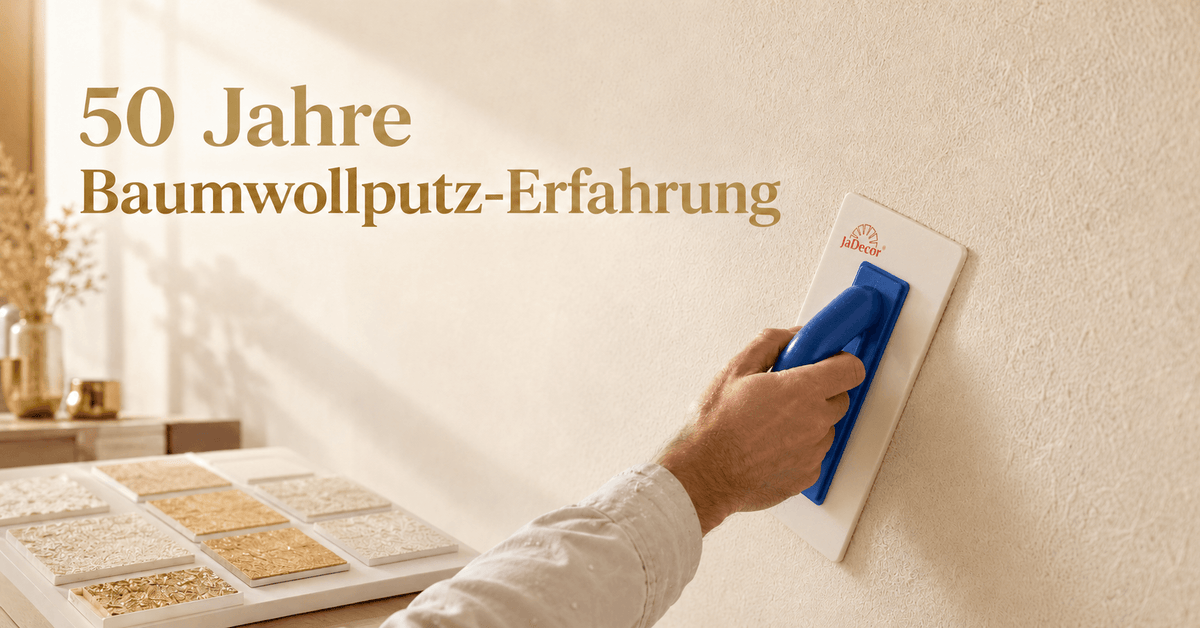 KI-generiertes Titelbild: JaDecor Baumwollputz wird mit einer Kunststoff-Glättkelle auf eine Wand aufgetragen, passend zum Blogartikel über 50 Jahre Baumwollputz-Erfahrung.