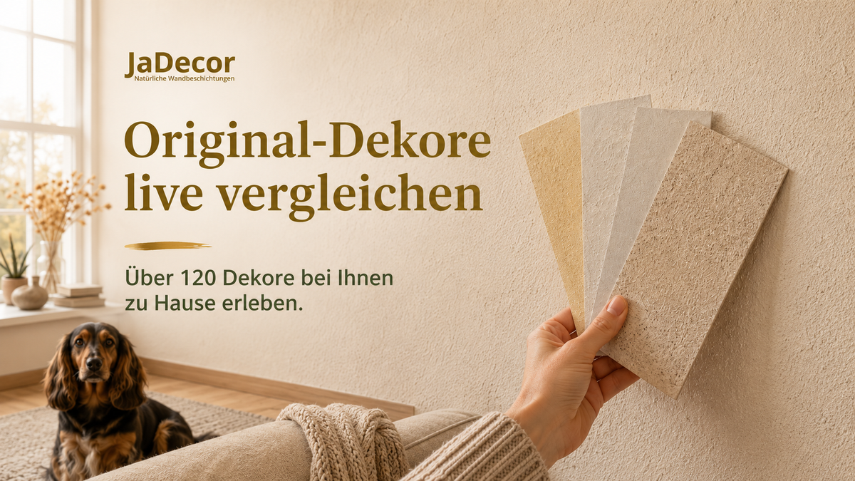 KI-Visualisierung: Person hält Sajade Baumwollputz und Flüssigtapete Muster direkt an eine strukturierte Wand, um Original-Dekore von JaDecor im Wohnraum live zu vergleichen.