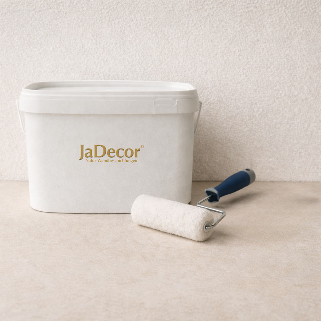 JaDecor Voranstrich in weißem Eimer mit Farbrolle vor neutraler Wand – Grundierung für Baumwollputz und Flüssigtapete