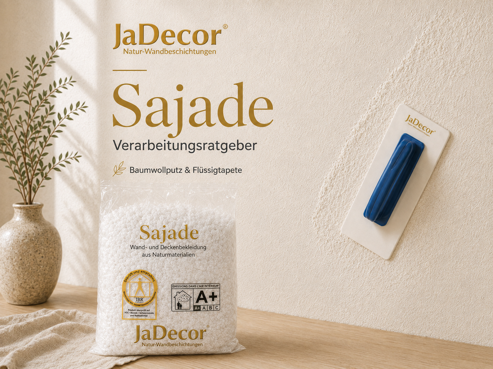 Sajade Verarbeitungsratgeber für Baumwollputz und Flüssigtapete mit JaDecor Logo, Original-Gebinde in transparenter Tüte und Glättkelle vor strukturierter Natur-Wandbeschichtung, KI-visualisiert.