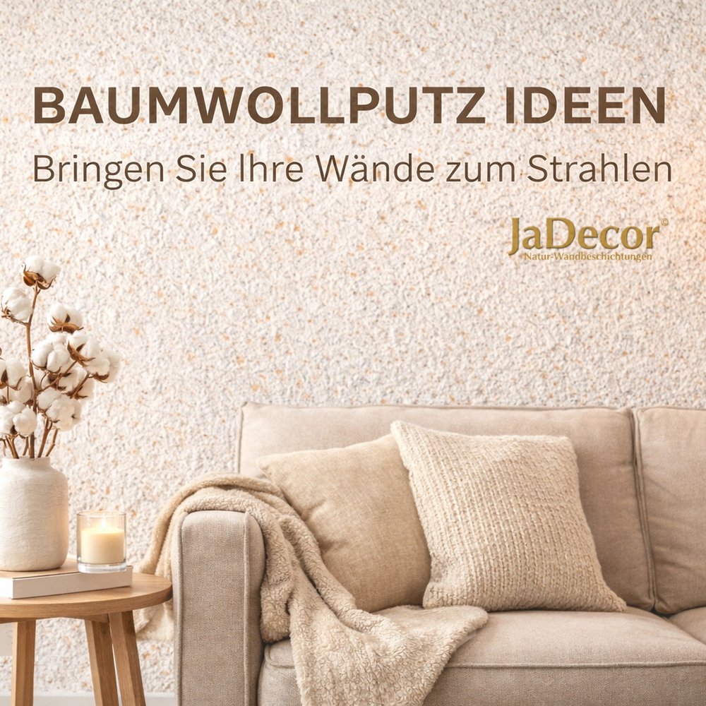 Beitragsbild mit dem Titel „Baumwollputz Ideen – Bringen Sie Ihre Wände zum Strahlen“. Zu sehen ist ein gemütliches Wohnzimmer mit beigefarbenem Sofa, Kissen und Beistelltisch mit Kerze vor einer warm strukturierten Sajade Baumwollputz-Wand. Sajade Baumwollputz – hergestellt von JaDecor.