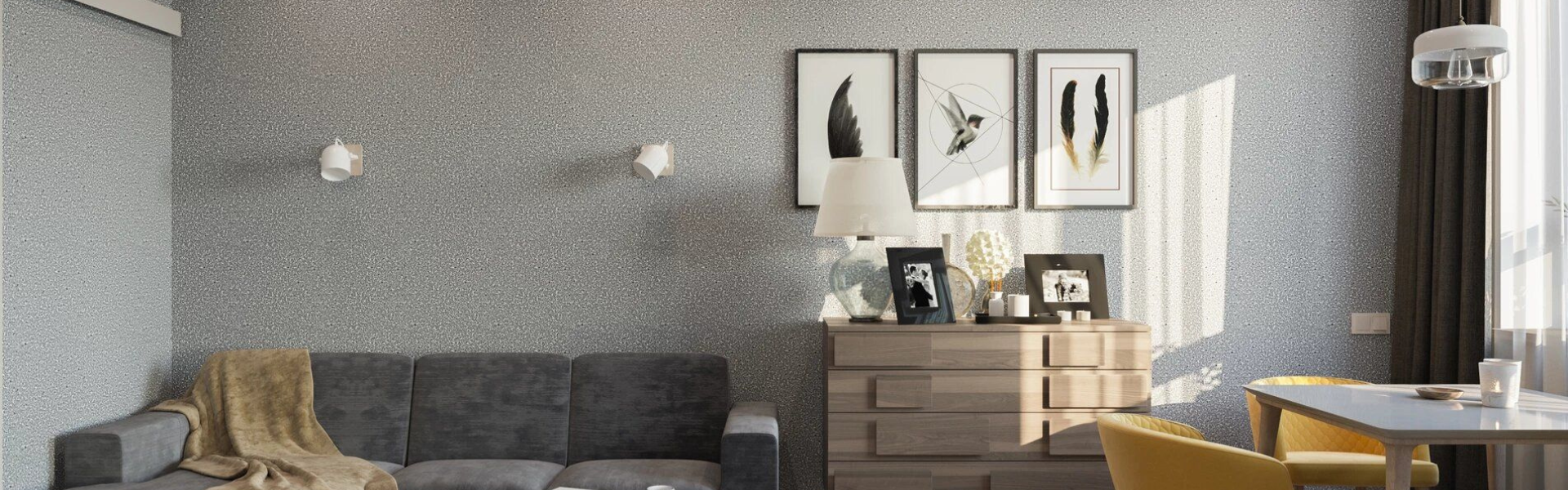 Moderne Essecke mit Tisch und Stühlen vor Wand in feiner, natürlicher Baumwollputz-Struktur in ruhigen Farbtönen.