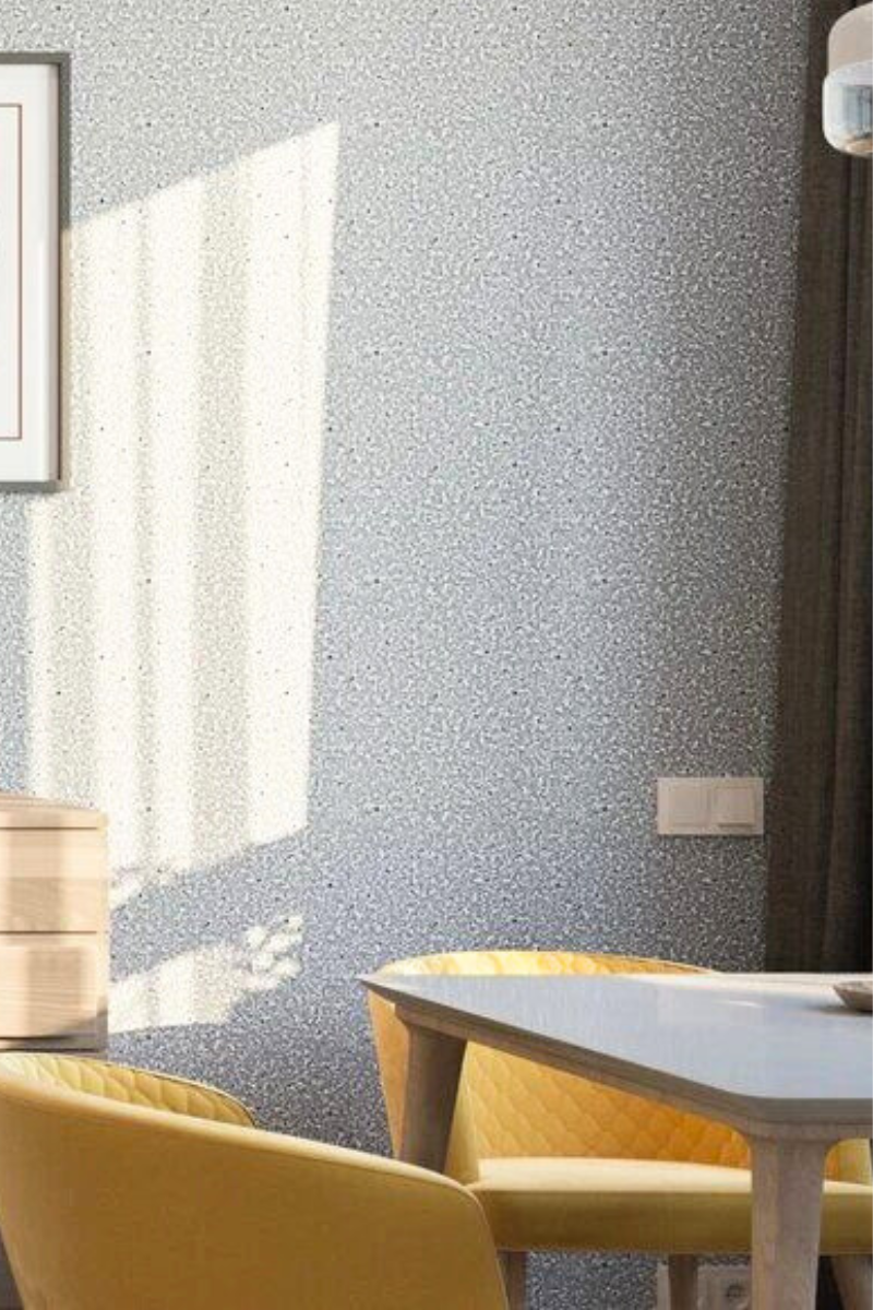 Moderne Essecke mit Tisch und Stühlen vor Wand in feiner, natürlicher Baumwollputz-Struktur in ruhigen Farbtönen.