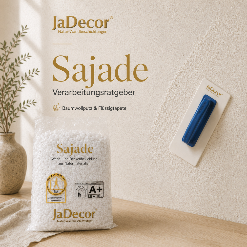 Sajade Verarbeitungsratgeber für Baumwollputz und Flüssigtapete mit JaDecor Logo, Original-Gebinde und Glättkelle vor strukturierter Natur-Wandbeschichtung, KI-visualisiert.