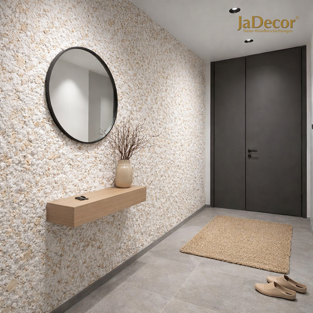 Moderner Flur mit Wandgestaltung aus Sajade Baumwollputz & Flüssigtapete Riga 46 – helle Naturfasern mit beigen Akzenten, kombiniert mit minimalistischer Konsole, rundem Spiegel und grauen Türen.