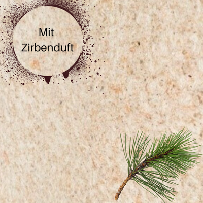 Nahaufnahme einer beigefarbenen Sajade Baumwollputz-Oberfläche mit feiner Naturstruktur. Links oben steht der Schriftzug „Mit Zirbenduft“, unten rechts liegt ein frischer Zirbenzweig als Symbol für den natürlichen Duft. Sajade Baumwollputz mit Zirbenduft – hergestellt von JaDecor.