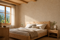Alpines Schlafzimmer mit Baumwollputz & Flüssigtapete Sajade LeutaschZ1 – naturbeige Wandoberfläche mit kräftiger Struktur, Zirbenholzbett, Bergblick. KI-illustriert, beispielhafte Raumdarstellung.