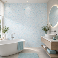 Beispielbild: Modernes Badezimmer mit freistehender Badewanne und Wandgestaltung aus Baumwollputz & Flüssigtapete Sajade Südsee 5D von JaDecor – helle, natürliche Oberfläche mit dezent betonten türkisfarbenen Fäden für eine stilvolle, wohnliche Atmosphäre